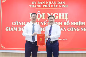 Phó Chủ tịch UBND TP Bắc Ninh Đào Thanh Trường (bên phải) trao Quyết cho ông Thân Trung Kiên.