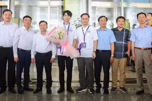 Trước đó, đại diện lãnh đạo Sở GD&ĐT Bắc Ninh cùng thầy cô chúc mừng Nguyễn Công Vinh ở kỳ thi Olympic Vật lý châu Á.