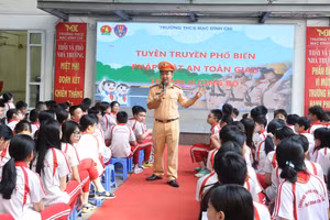 Cán bộ Đội CSGT tuyên truyền ATGT cho học sinh.