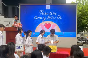 Học sinh quyên góp ủng hộ đồng bào bị ảnh hưởng bão số 3.