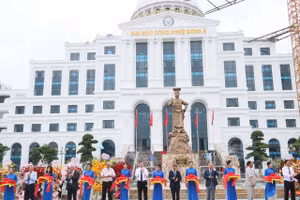 Đại biểu cắt băng khánh thành cơ sở nhà trường.