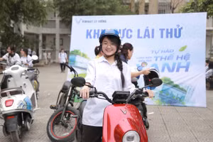 Học sinh hồ hởi khi lái thử xe máy (Ảnh: CSGT). 