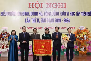 Thừa ủy quyền, lãnh đạo tỉnh Bắc Ninh trao Cờ thi đua của Chính phủ cho Hội Khuyến học tỉnh.