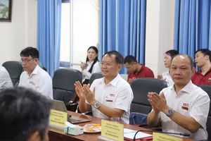 Đại biểu dự chương trình.