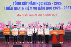 Chủ tịch UBND tỉnh Bắc Ninh Phạm Hoàng Sơn trao thưởng cho các giáo viên, học sinh có thành tích xuất sắc.