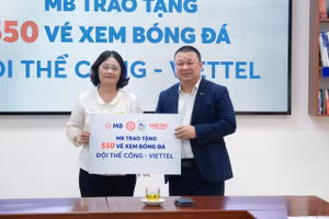 Đơn vị tài trợ trao tặng vé xem bóng đá cho đại diện Trường THCS Giảng Võ.