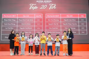 Top chạy xuất sắc nhất tuần được trao tặng gấu bông trong giờ chào cờ.