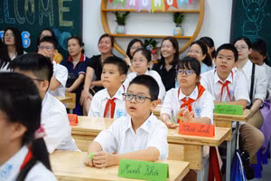 Phụ huynh học sinh cảnh giác thông báo liên quan đến khoản thu, học phí (Ảnh minh họa).