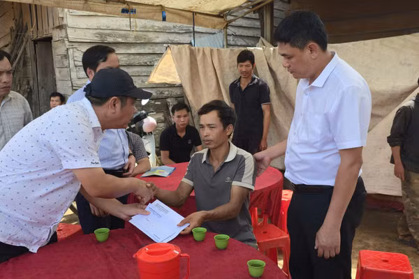 Chính quyền địa phương thăm hỏi, động viên và hỗ trợ các gia đình nạn nhân sau vụ đuối nước.