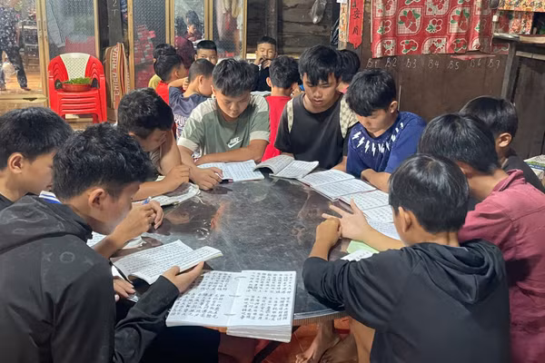 Lớp học chữ Nôm Dao tại nhà ông Bàn Phụ Cán.