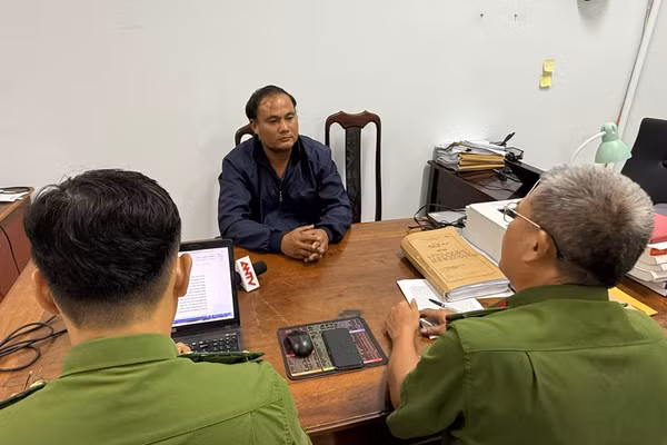 Nguyễn Hồng Lĩnh tại cơ quan công an. (Ảnh: S.Đ)