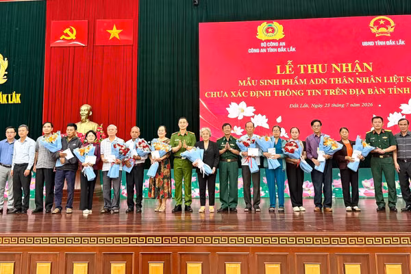 Lãnh đạo Công an tỉnh Đắk Lắk tặng hoa, quà cho đại diện thân nhân gia đình liệt sĩ.