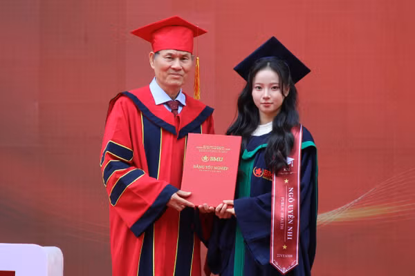 GS.TS Cao Tiến Đức, Hiệu trưởng BMU trao bằng tốt nghiệp cho 283 tân cử nhân. (Ảnh: Thế Hùng)