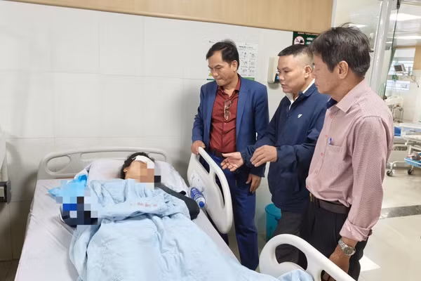 Lãnh đạo nhà trường thăm hỏi, động viên em L. sau vụ việc. (Ảnh: Thế Hùng)