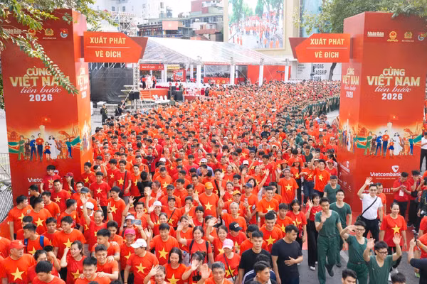 Hàng nghìn người tham gia chương trình tại Quảng trường 10/3.