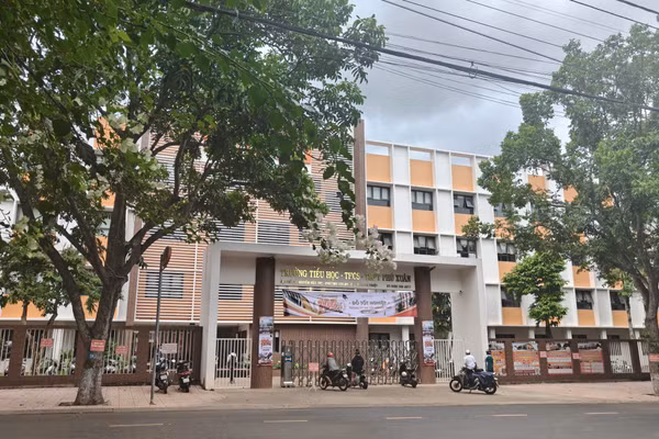 Nhiều phụ huynh chấp nhận mất 1 triệu đồng tiền ghi danh để rút hồ sơ khỏi Trường Tiểu học, THCS và THPT Phú Xuân. (Ảnh: T.H)