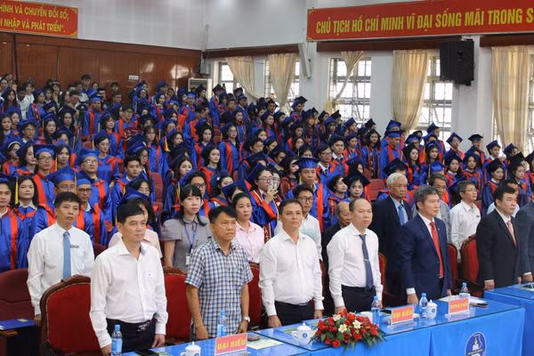 Đại biểu và hàng trăm nghiên cứu sinh, sinh viên tham dự buổi lễ. (Ảnh: T.H)
