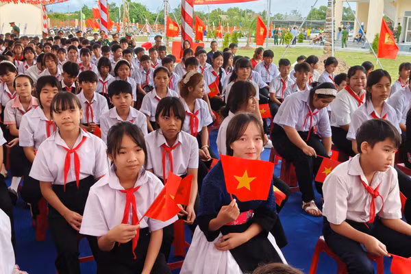 Đưa em đến trường, người chị gửi gắm mong ước về tương lai tốt đẹp