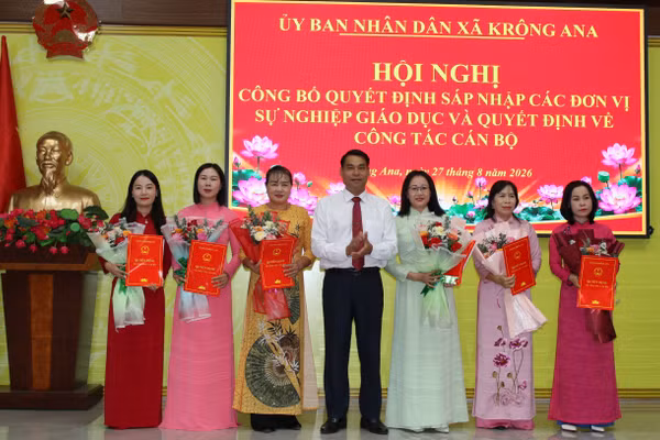 Trao quyết định công tác cán bộ Trường Mầm non Krông Ana.