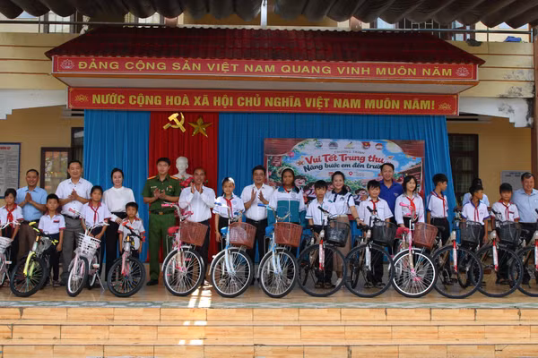 15 chiếc xe đạp được các nhà tài trợ gửi đến học sinh nghèo vượt khó. (Ảnh: T.H)