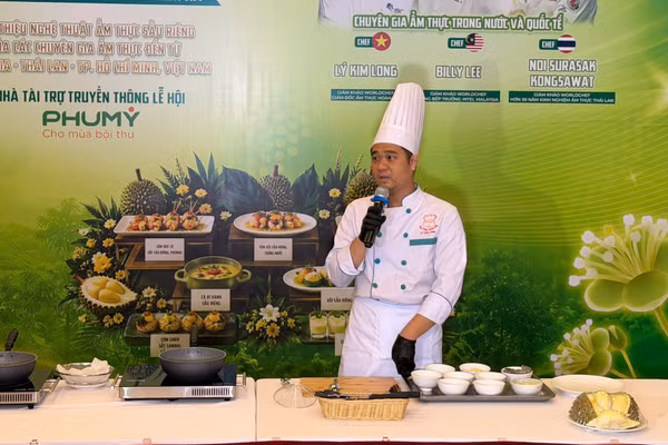 Các đầu bếp giới thiệu nhiều món ăn sáng tạo được chế biến từ sầu riêng Đắk Lắk.