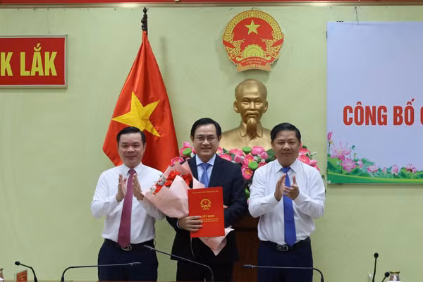Bí thư Tỉnh uỷ và Chủ tịch UBND tỉnh trao quyết định, tặng hoa chúc mừng tân Giám đốc Sở Xây dựng Đắk Lắk. (Ảnh: K.B)