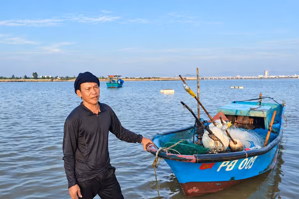 Ông Nguyễn Văn Sơn trở về sau chuyến biển vào rạng sáng. (Ảnh: T.H)