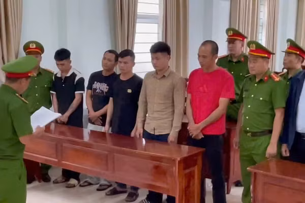 Các đối tượng tại cơ quan công an. (Ảnh: S.Đ)