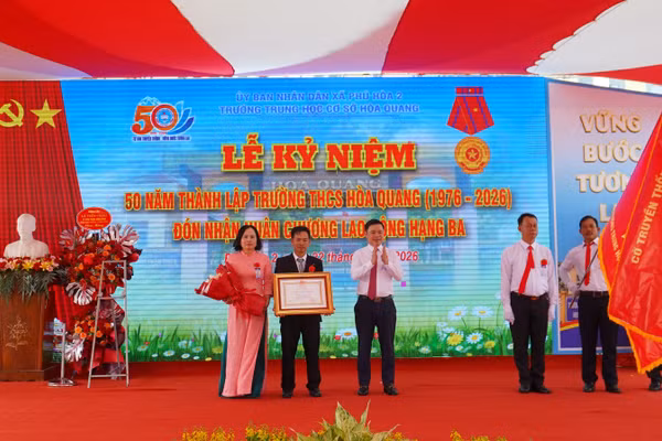 Trường THCS Hòa Quang đón nhận Huân chương Lao động hạng Ba