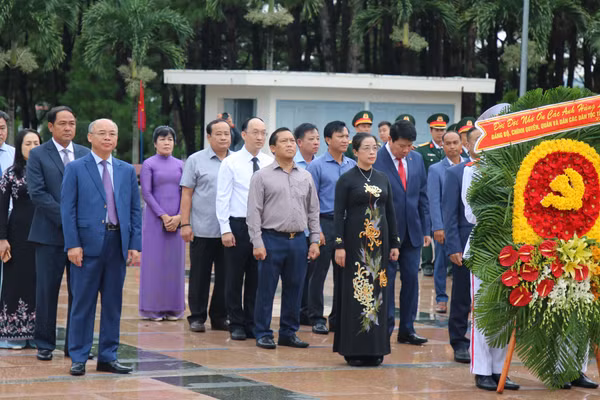 Lãnh đạo tỉnh Đắk Lắk dâng vòng hoa tưởng niệm các Anh hùng liệt sĩ. (Ảnh: T.H)