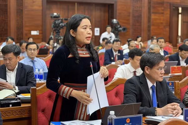 Bà Lê Thị Thanh Xuân – Giám đốc Sở GD&ĐT tỉnh Đắk Lắk trả lời tại kỳ họp.