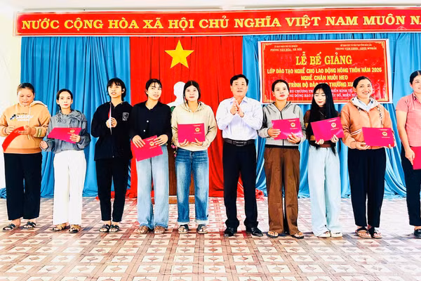 Cấp chứng chỉ cho 58 học viên hoàn thành khóa học.