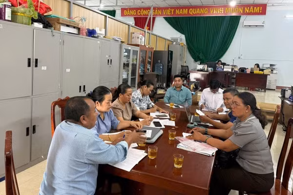 Ông Y Ngơn Niê - Chủ tịch UBND xã Ea Ktur chủ trì cuộc họp. (Ảnh: Thế Hùng)