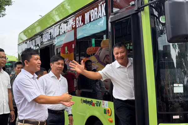 Xe buýt điện số 31 được kỳ vọng góp phần phát triển giao thông công cộng xanh tại Đắk Lắk.