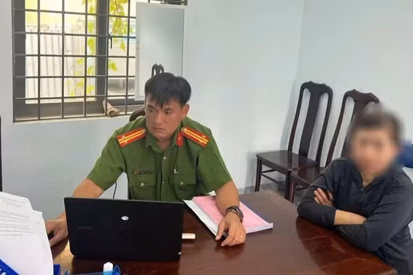 Lực lượng Công an làm việc với bà T. (Ảnh: N.N)