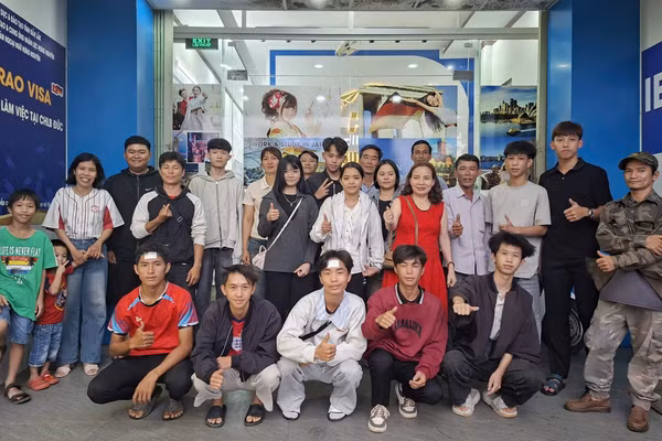 Phụ huynh và học sinh chụp ảnh lưu niệm trước khi nhập học vào tháng 7.