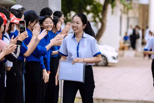 Diễm My tươi cười sau khi hoàn thành Kỳ thi tốt nghiệp THPT năm 2026.