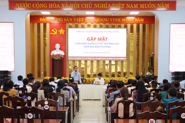 UBND phường Ea Kao gặp mặt cán bộ quản lý cơ sở giáo dục. 