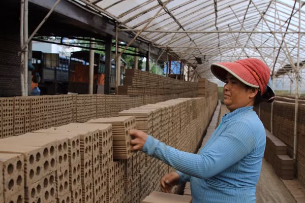 Bà H Nguyet Buôn Đáp (49 tuổi) đã gắn bó với nghề hơn 30 năm. (Ảnh: Thế Hùng)