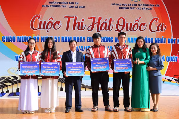 Đại diện Công ty TNHH Nguồn nhân lực Đại Dương, ông Phạm Huy Hưng trao học bổng cho học sinh THPT Đắk Lắk. (Ảnh: Thế Hùng)