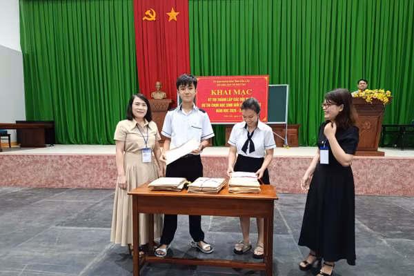 Phó Giám đốc Sở GD&ĐT Đắk Lắk Võ Thị Minh Duyên kiểm tra công tác chuẩn bị tại Kỳ thi. (Ảnh: NT)