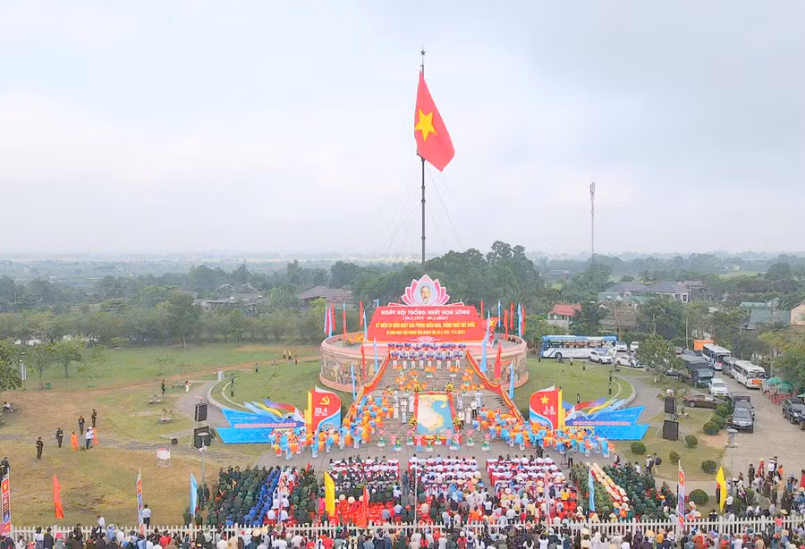 Lễ Thượng cờ “Thống nhất non sông” nhân Kỷ niệm 50 năm Ngày Giải phóng miền Nam, thống nhất đất nước.