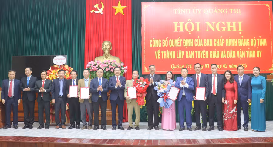 Ông Nguyễn Long Hải, Bí thư Tỉnh ủy Quảng Trị trao quyết định bổ nhiệm cán bộ.