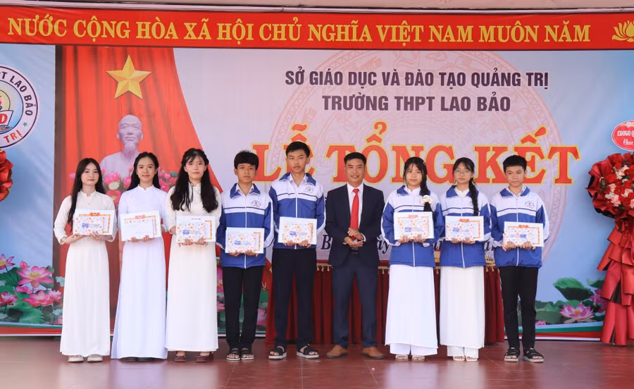 Ông Lê Văn Hiếu - Hiệu trưởng Trường THPT Lao Bảo khen thưởng học sinh đạt thành tích cao trong năm học.