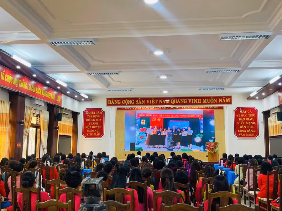 Lớp bồi dưỡng kỹ năng về công tác quản lý và chuyên môn cho giáo viên.