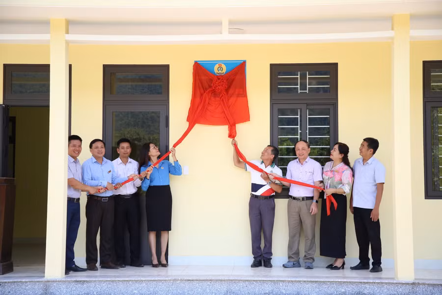 LĐLĐ Quảng Trị phối hợp Sở GD&ĐT bàn giao nhà công vụ cho giáo viên Trường THCS và THPT Đakrông.
