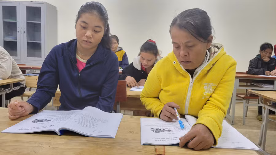 Nhiều phụ nữ lớn tuổi người Rục tham gia lớp học xóa mù chữ.