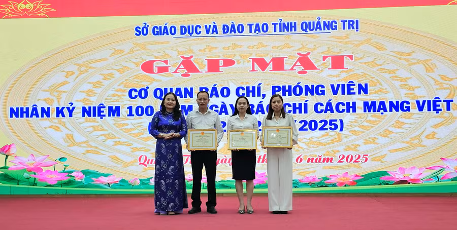 Lãnh đạo Sở GD&ĐT Quảng Trị tặng Giấy khen cho Văn phòng Báo GD&TĐ khu vực miền Trung - Tây Nguyên có thành tích tuyên truyền về giáo dục.