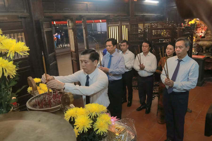 Lãnh đạo tỉnh Quảng Trị dâng hương tri ân liệt sĩ.