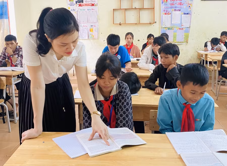 Cô Nguyễn Thị Thanh luôn sát cánh, đồng hành cùng học sinh.